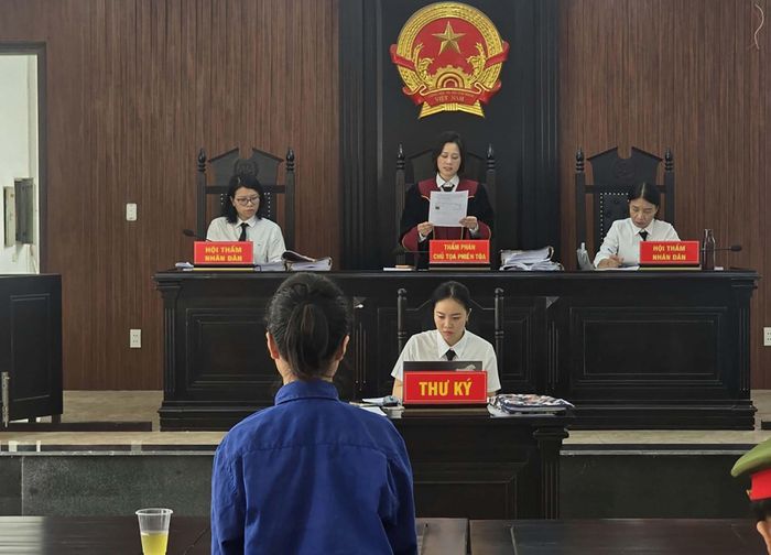 Bị cáo Nguyễn Thị Thu Hà nghe HĐXX công bố quyết định đưa vụ án ra xét xử.