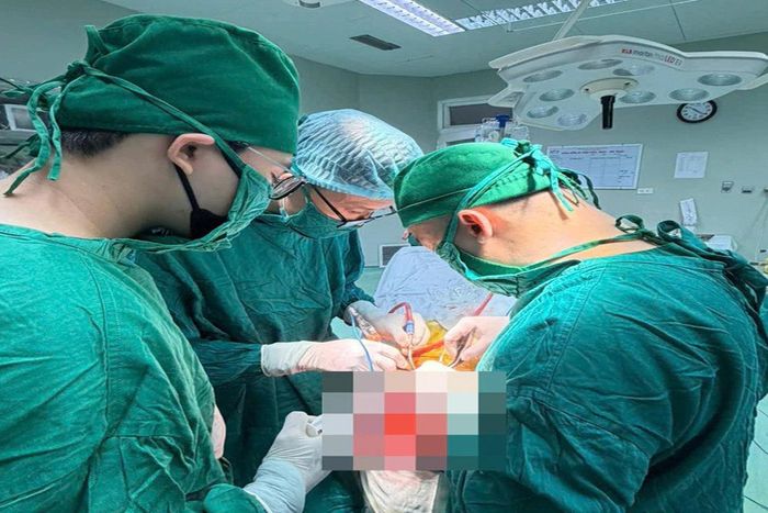 Các bác sĩ thực hiện ca phẫu thuật bóc tách khối u não lớn cho bệnh nhân 73 tuổi.