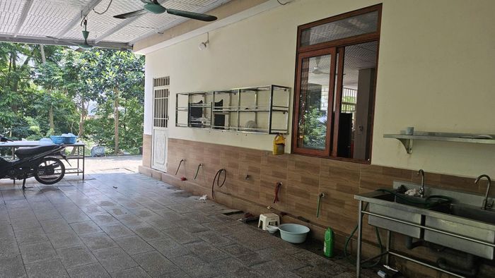 Khu vực bé trai bị người đàn ông mặc áo nâu đánh xảy ra trong khuôn viên chùa Bầu (Phật Quang Tự), phường Vĩnh Phúc, tỉnh Phú Thọ.