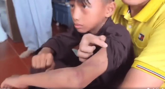 Bé trai bị người đàn ông mặc áo nâu đánh xảy ra trong khuôn viên chùa Bầu (Phật Quang Tự), phường Vĩnh Phúc, tỉnh Phú Thọ.