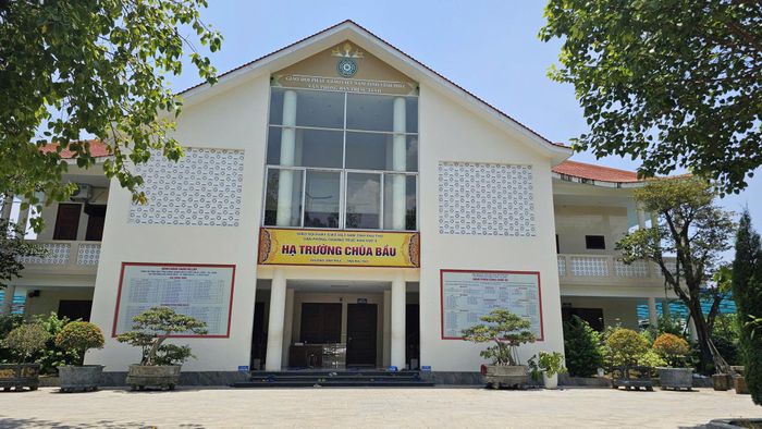 Chùa Bầu, còn gọi là Phật Quang Tự, nằm trên địa bàn phường Vĩnh Phúc, tỉnh Phú Thọ.