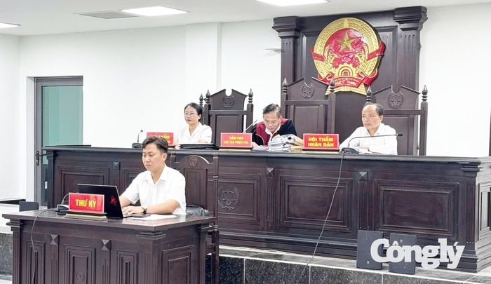 Hội đồng xét xử vụ án.
