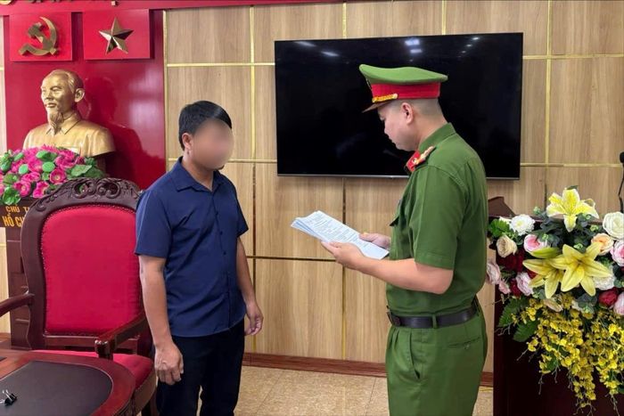 Cơ quan Cảnh sát điều tra Công an tỉnh Quảng Ninh tống đạt quyết định khởi tố bị can đối với Nguyễn Duy Hưng.