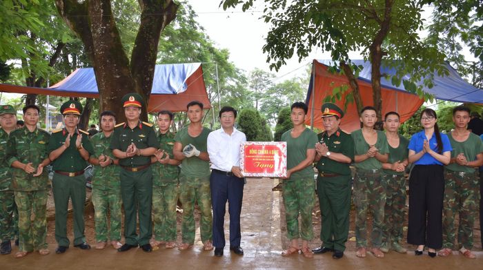 Chủ tịch Ủy ban MTTQ Việt Nam tỉnh Điện Biên, cùng đoàn công tác đã đến thăm, động viên các lực lượng đang thực hiện nhiệm. (Ảnh: ĐBP)