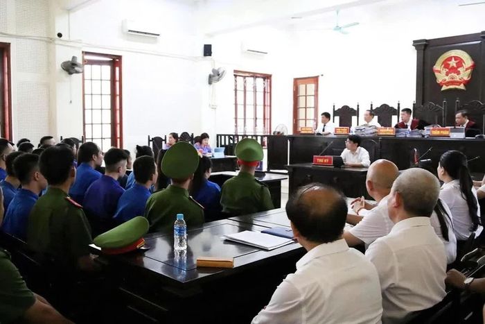 48 bị cáo trong đường dây lừa đảo có tổ chức hầu tòa. (Ảnh: Đặng Cường)