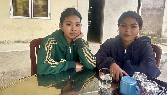 Hồ Thị Hiên (áo xanh) cùng em gái Hồ Thị Thìn, những cô gái Chứt hôm nay đã chủ động tìm hiểu, lựa chọn hạnh phúc và xây dựng cuộc sống riêng. 
