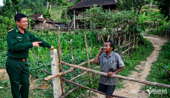 Trung tá Dương Thanh Tịnh trong một lần trò chuyện với thầy mo Hồ Púc, tuyên truyền bỏ những quan niệm lạc hậu (ảnh chụp 2015). Ảnh: Duy Tuấn