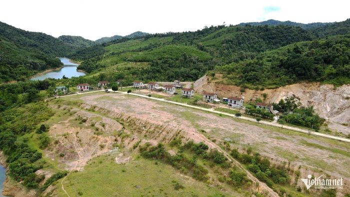 Bản làng người Chứt ở Rào Tre đổi thay sau nhiều năm. Ảnh: Đậu Tình
