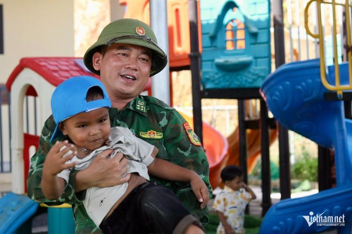 Sau khi đoạn tuyệt với hôn nhân cận huyết, hủ tục lạc hậu, trẻ em Chứt được sinh ra khoẻ mạnh hơn, được chăm sóc đầy đủ hơn. Ảnh: Bộ đội Biên phòng cung cấp