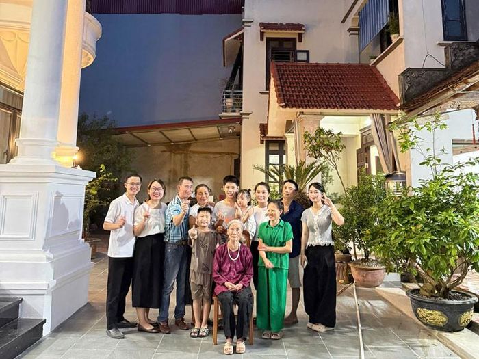 Vợ chồng Yến (ngoài cùng bên trái) bên đại gia đình 