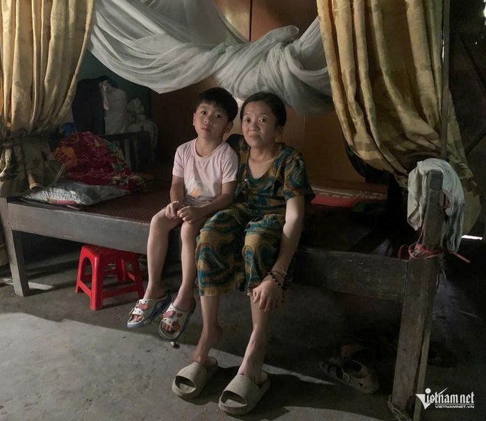 Mỗi tháng, chị Hoài phải đưa con ra Hà Nội tái khám, chi phí đi lại, ăn ở, xét nghiệm, thuốc men cũng hết khoảng 5 triệu đồng. Ảnh: Hải Sâm