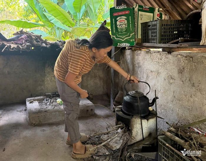 Chị Hoài cao 1,2m, nặng 27kg, mang nhiều dị tật bẩm sinh. Ảnh: Hải Sâm