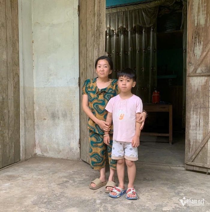 Hai mẹ con chị Hoài. Ảnh: Hải Sâm