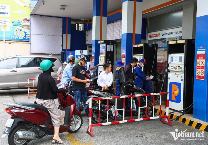 Giá xăng dầu trong nước sắp điều chỉnh. Ảnh: Tuấn Hùng