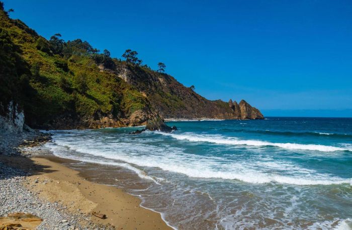 Bãi biển Playa de Aguilar với bãi cát vàng, nước trong xanh. Ảnh: Alamy/Thesun