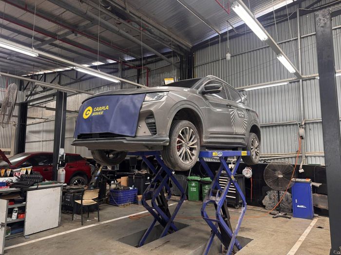 Tại mốc 120.000 km, xe được đưa về Carpla Service, hệ thống xưởng dịch vụ ủy quyền của Geely, để thực hiện các hạng mục theo checklist tiêu chuẩn