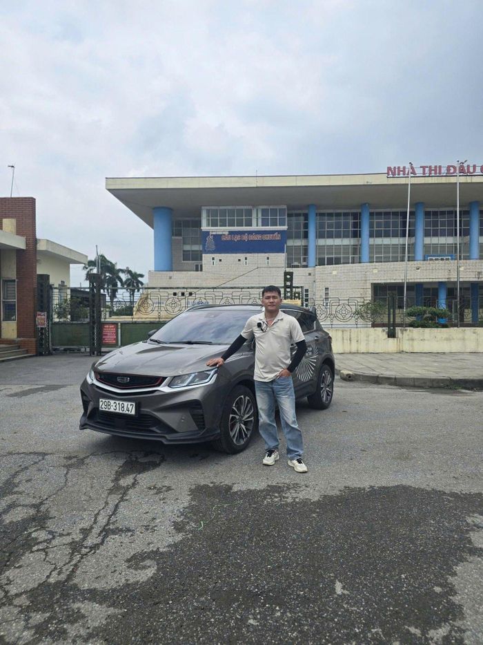 Anh Bạch Hồng Tâm check-in bên “người bạn đường” Geely Coolray