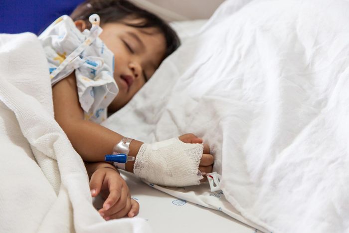  Bệnh do não mô cầu có thể khởi đầu bằng những triệu chứng dễ nhầm lẫn nhưng diễn tiến cực nhanh, đe dọa tính mạng chỉ trong vòng 24 giờ. Ảnh: Shutterstock
