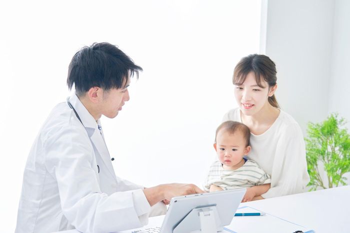Phụ huynh hỏi ý kiến bác sĩ về biện pháp phòng ngừa bệnh do não mô cầu bằng tiêm chủng.Ảnh: Shutterstock