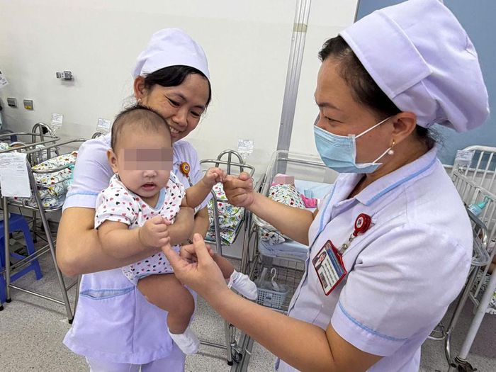Những em bé bị bỏ rơi tại Khoa Sơ sinh, Bệnh viện Hùng Vương được các điều dưỡng chăm sóc, ẵm bồng mỗi ngày. Ảnh: Thanh Huyền