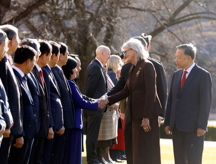 Tổng Bí thư, Chủ tịch nước Tô Lâm giới thiệu với Toàn quyền Australia Sam Mostyn thành viên đoàn cấp cao Việt Nam. Ảnh: TTXVN