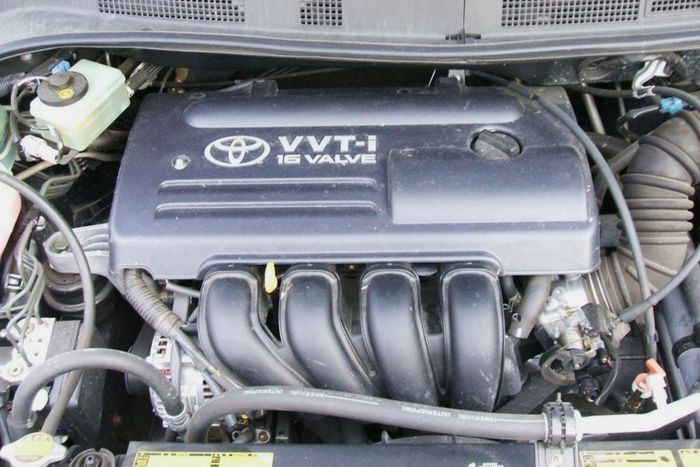 Vấn đề hao dầu lại thường được nhắc tới ở một số động cơ 1ZZ-FE đời đầu. Ảnh: Wikimedia