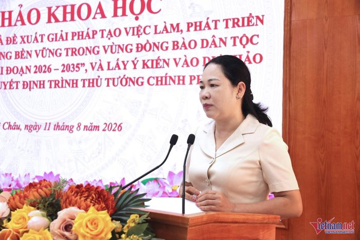 Thứ trưởng Bộ Dân tộc và Tôn giáo Nông Thị Hà phát biểu kết luận hội thảo. Ảnh: Trọng Bảo