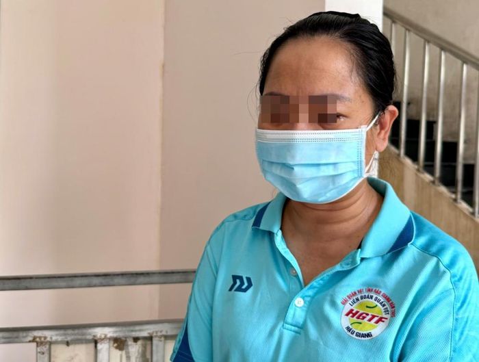 Chị T. bật khóc trong ngày con trai được xuất viện sau ca ghép thận. Ảnh: Thanh Huyền