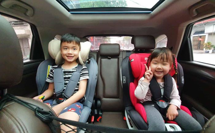 Bảo vệ trẻ khi ra đường không chỉ là bắt trẻ đội mũ bảo hiểm hay ngồi đúng ghế. Đó là cả một hệ thống từ tốc độ, hạ tầng, phương tiện, luật pháp đến sự giám sát của người lớn. Ảnh: Ngô Minh