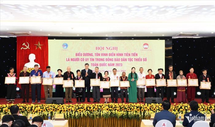 Hội nghị biểu dương, tôn vinh điển hình tiên tiến là Người có uy tín trong đồng bào DTTS toàn quốc năm 2023 do Uỷ ban Dân tộc (nay là Bộ Dân tộc và Tôn giáo) tổ chức.
