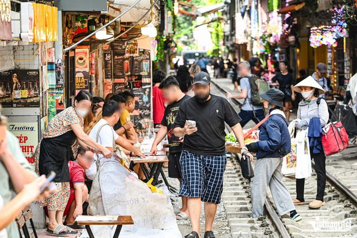 Có rất đông người dân và khách du lịch tập trung tại "phố cà phê đường tàu". Ảnh: Đình Hiếu