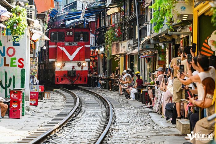 Nhiều du khách hiếu kỳ đến "phố cà phê đường tàu" để ghi hình tàu chạy qua. Ảnh: Đình Hiếu
