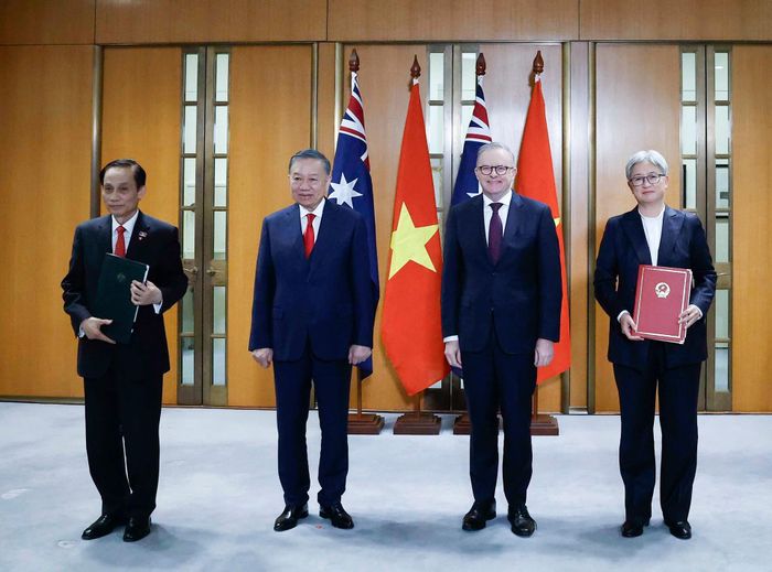 Tổng Bí thư, Chủ tịch nước Tô Lâm và Thủ tướng Australia Anthony Albanese chứng kiến trao văn kiện hợp tác giữa hai nước. Ảnh: TTXVN