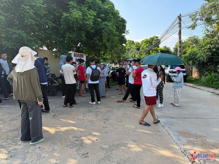 Đông đảo người dân tập trung tại khu vực cổng chùa Bầu. Ảnh: Đức Hoàng