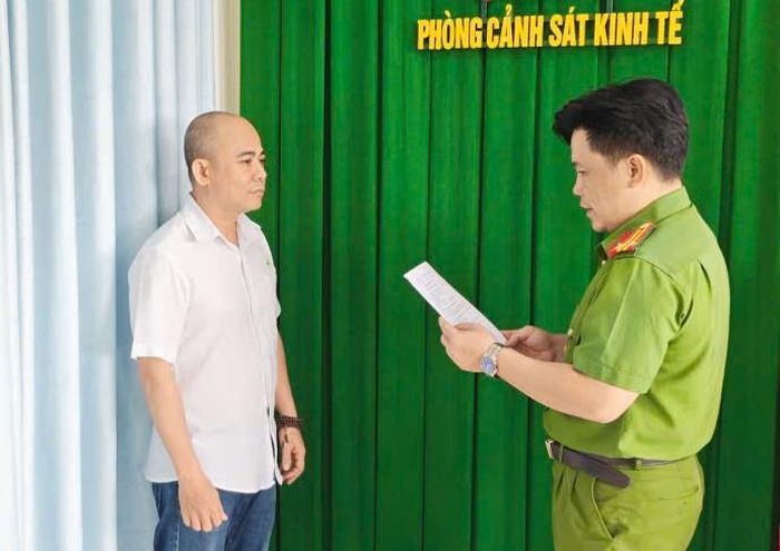 Cơ quan Cảnh sát điều tra tống đạt quyết định khởi tố bị can đối với Phan Thanh Hoài. Ảnh: Công an tỉnh Vĩnh Long