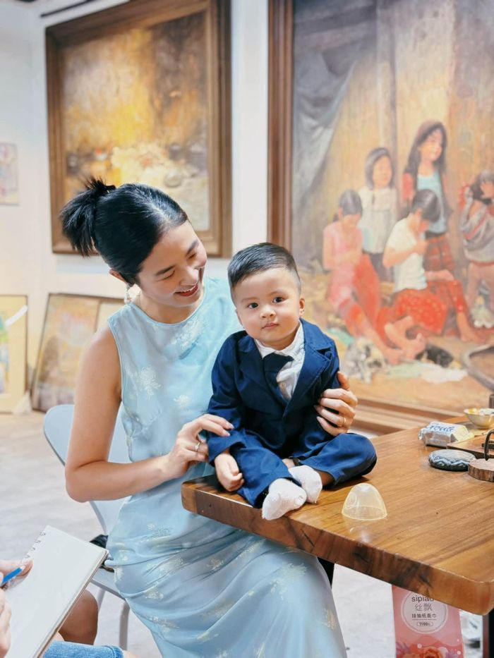 Hoa hậu Ngọc Hân khoe con trai được họa sĩ Bùi Văn Tuất vẽ tranh.