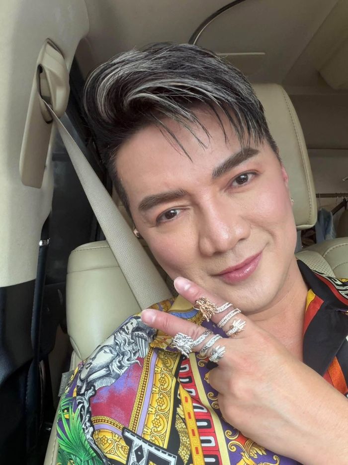 Ca sĩ Đàm Vĩnh Hưng thích loài rồng đến mức xăm hình rồng lên người và hay chưng diện trang sức hình rồng.