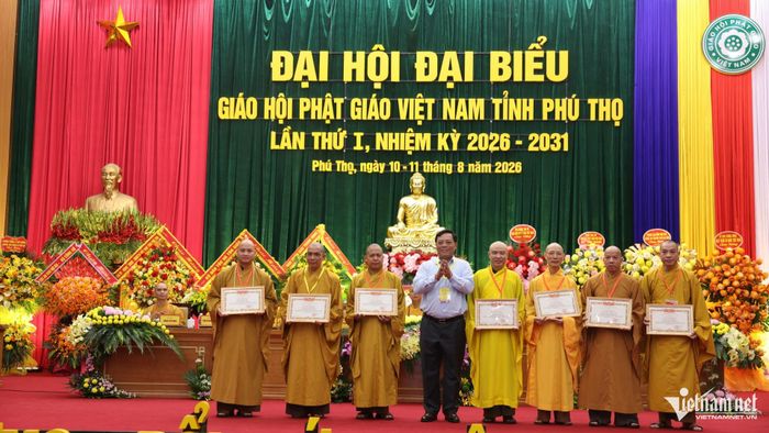 Thứ trưởng Nguyễn Hải Trung trao tặng bằng khen của Bộ trưởng Bộ Dân tộc và Tôn giáo cho 7 cá nhân.