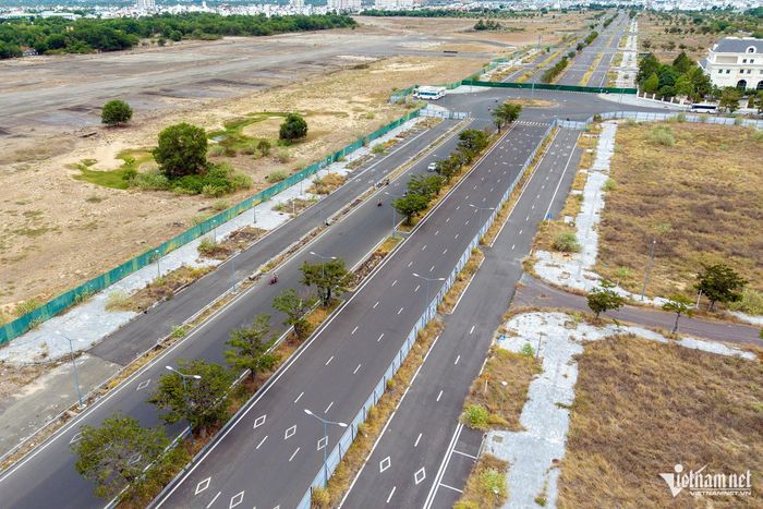 Bên trong dự án ngổn ngang không có tín hiệu hoạt động. Ảnh: Xuân Ngọc