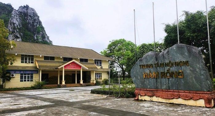 UBND tỉnh Thanh Hóa vừa ban hành quyết định chuyển giao Trung tâm Hội nghị Hàm Rồng từ UBND phường Hàm Rồng cho Trung tâm Phát triển quỹ đất tỉnh quản lý, xử lý và khai thác