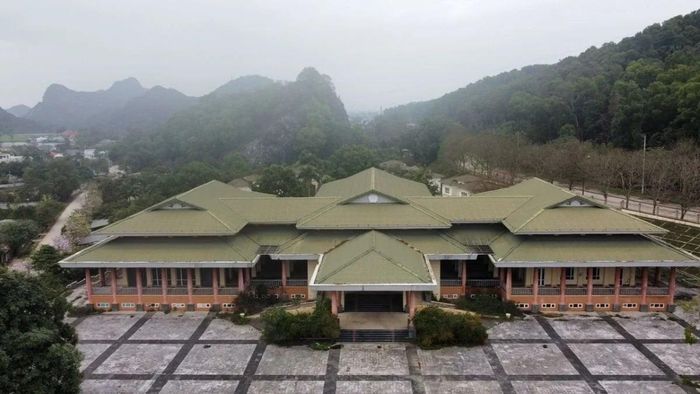 Theo danh mục tài sản kèm quyết định chuyển giao, toàn bộ cơ sở nhà, đất của Trung tâm Hội nghị Hàm Rồng có nguyên giá hơn 242,64 tỷ đồng, giá trị còn lại hơn 210,07 tỷ đồng