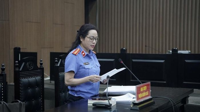 Đại diện Viện kiểm sát công bố bản cáo trạng.