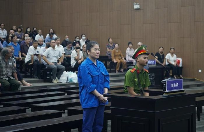 Bị cáo Phạm Mỹ Hạnh trước bục khai báo.