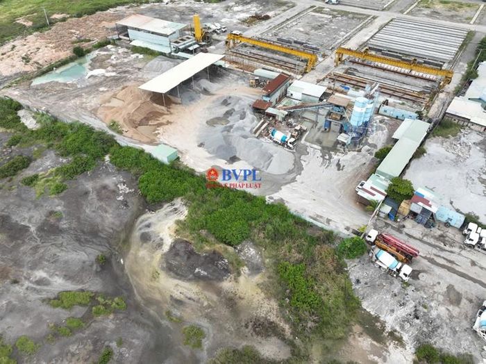  Thời điểm ghi nhận, phóng viên nhận thấy dòng nước từ trạm trộn chảy loang ra khu đất trống.