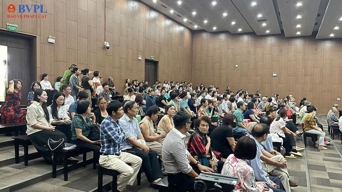  Hàng trăm bị hại có mặt tại phiên tòa, nhiều bị hại là người cao tuổi. 