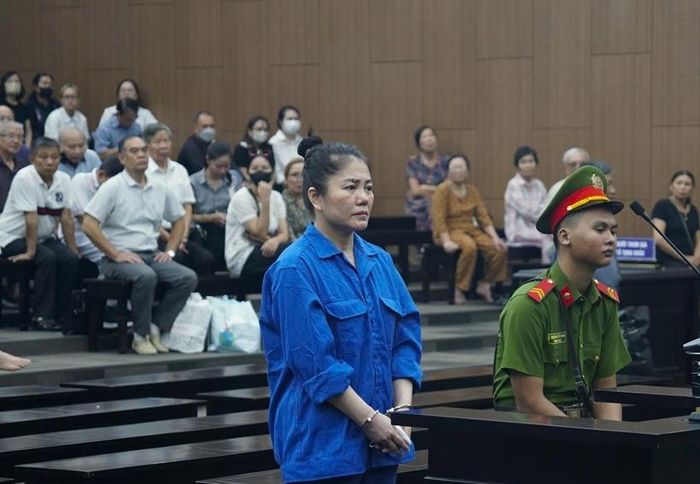  Bị cáo Phạm Mỹ Hạnh trước bục khai báo. 
