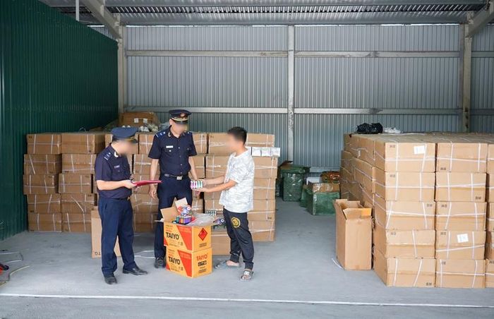 Lực lượng Hải quan phát hiện: 17/20 mục hàng không phù hợp với khai báo; 5/35 mục hàng không khai báo có dấu hiệu nghi ngờ xâm phạm quyền sở hữu trí tuệ.
