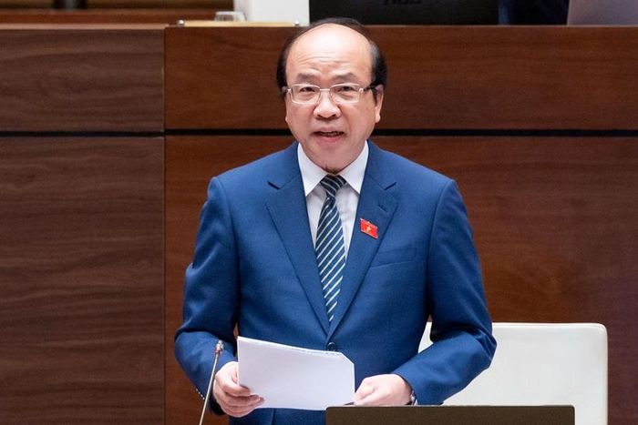 Chủ nhiệm Ủy ban Pháp luật và Tư pháp của Quốc hội Phan Chí Hiếu phát biểu tiếp thu, giải trình, làm rõ ý kiến đại biểu nêu (Ảnh: Media Quốc hội).