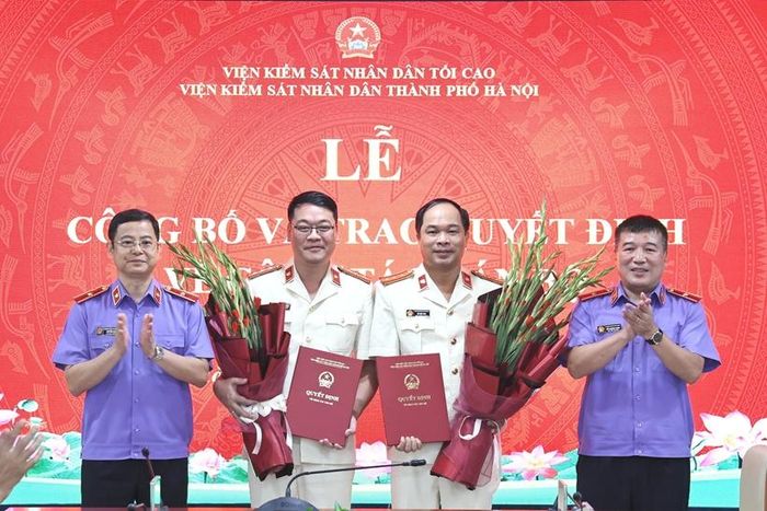 Hai đồng chí Phó Viện trưởng VKSND TP Hà Nội Ngô Hồng Sơn và Đỗ Dương Toàn chụp ảnh lưu niệm cùng 2 đồng chí được điều động, bổ nhiệm tại buổi lễ.