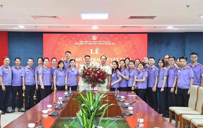  Tập thể Văn phòng VKSND TP Hà Nội tặng hoa chúc mừng đồng chí Nguyễn Trung Thành.